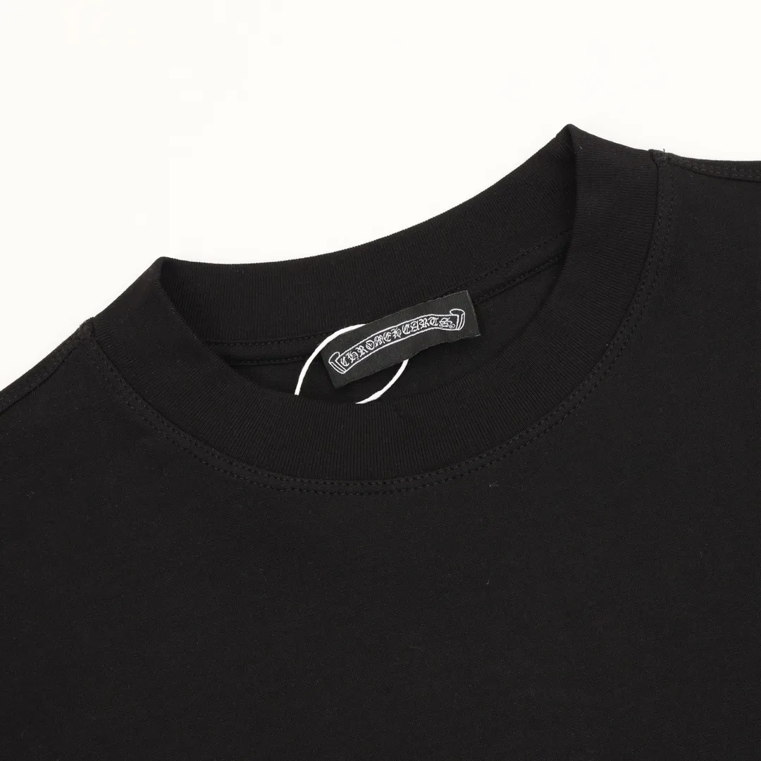 P340 ChromeHearts/Chrome Hearts 25Fw dark pattern cross horseshoe three-dimensional embroidery long-sleeved T-shirt, custom-woven and dyed, washed smooth long-staple cotton, weight 310 grams, the latest counter model, long-sleeved bottoming shirt, thick and stylish, purchased from the original mold and made with a full set of customized accessories, all details are perfectly restored. The design style still combines low-key luxury styles such as rock punk, street hip-hop, etc., which has a very distinctive feel. Three-dimensional embroidery of a cross on the chest and embroidery of Sanskrit letters on the hem. The ready-made garment has a high weight, a delicate touch, thick and soft texture, and a breathable texture. It is extremely comfortable on the upper body and is a must-have for autumn and winter. It hides fat and makes you look slimmer. It can be used by both men and women, and the upper body effect is great. Color: black, white Size: M-XXXL